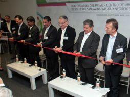 Funcionarios y empresarios, en la inauguración del Centro de Desarrollo de Ingeniería y Soluciones Empresariales de Bosch.  /