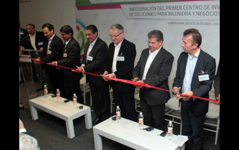 Funcionarios y empresarios, en la inauguración del Centro de Desarrollo de Ingeniería y Soluciones Empresariales de Bosch.  /