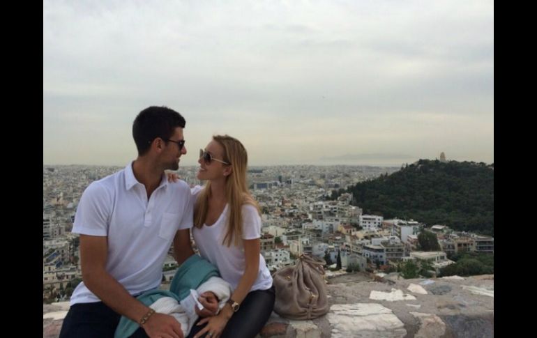 Novak y su pareja, Jelena Ristic esperan a su primer bebé. Twitter: @DjokerNole. ESPECIAL /