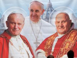 Un póster anuncia la canonización de los Papas, Karol Wojtyla y Angelo Roncalli, que será el 27 de abril en la Plaza de San Pedro. ARCHIVO /