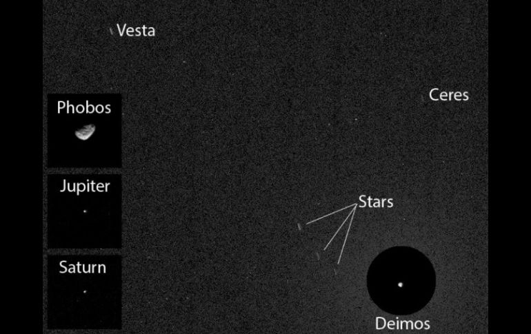 En la imagen captada por el Curiosity aparecen, como dos pequeñas rayas, los asteroides Ceres y Vesta. Foto: @NASA. ESPECIAL /