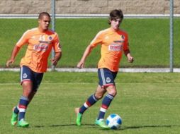 Carlos Fierro (d), durante el entrenamiento de las Chivas, a cargo del técnico Ricardo La Volpe. ARCHIVO /