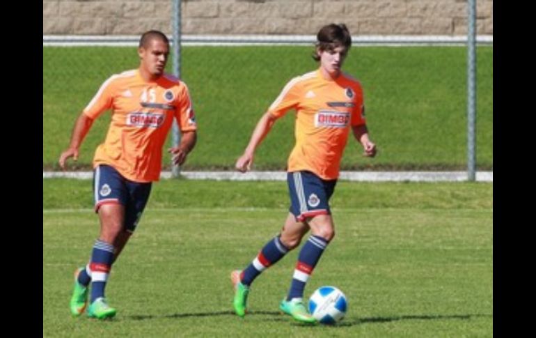 Carlos Fierro (d), durante el entrenamiento de las Chivas, a cargo del técnico Ricardo La Volpe. ARCHIVO /