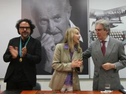 Alejandro González Iñárritu (i), Silvia Lemus, viuda de Fuentes (c) y Rafael Tovar y de Teresa, presidente de Conaculta (d). NTX /