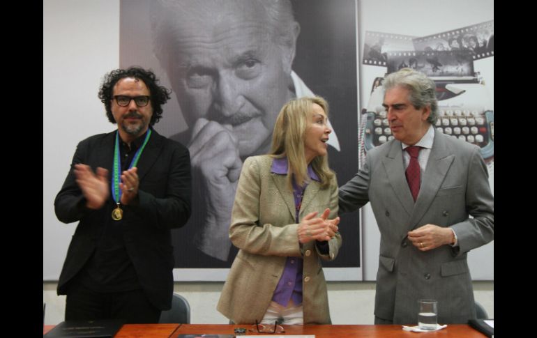 Alejandro González Iñárritu (i), Silvia Lemus, viuda de Fuentes (c) y Rafael Tovar y de Teresa, presidente de Conaculta (d). NTX /