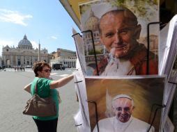 Este domingo el Pontífice Francisco celebrará la canonización de Juan Pablo II ante más de 800 mil personas. EFE /