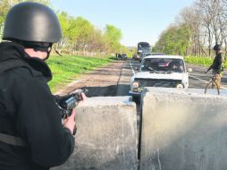 Policías ucranianos mantienen una guardia en su puesto de control cerca de la ciudad de Slaviansk. AP /