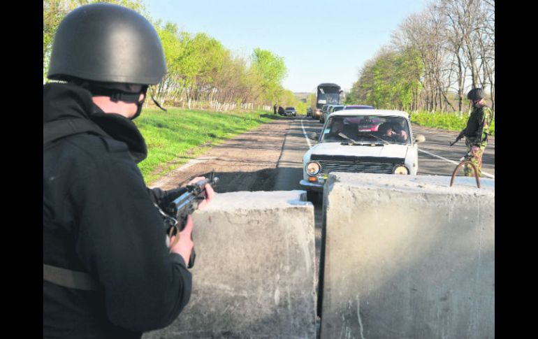 Policías ucranianos mantienen una guardia en su puesto de control cerca de la ciudad de Slaviansk. AP /