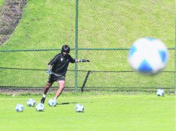 Federico Vilar, que está en su primer temporada con los Zorros del Atlas, aún practica el cobro de tiro libre durante sus prácticas.  /