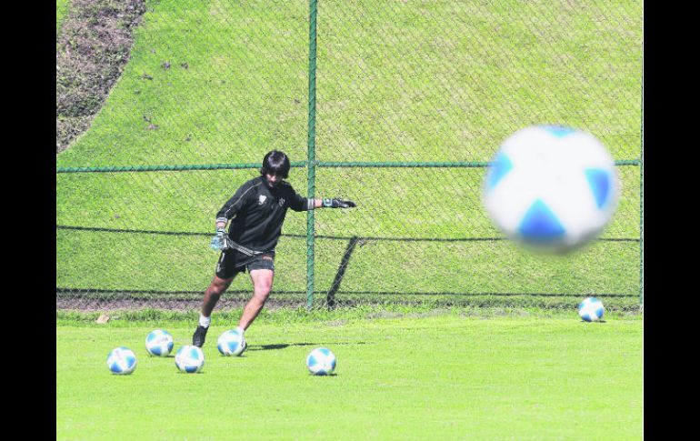 Federico Vilar, que está en su primer temporada con los Zorros del Atlas, aún practica el cobro de tiro libre durante sus prácticas.  /