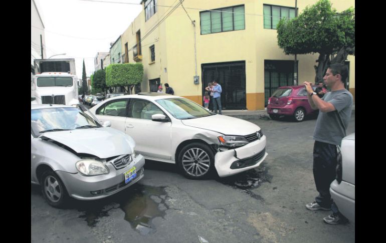 En caso de un accidente, si uno de los vehículos no cuenta con seguro de daños a terceros, los autos son enviados al corralón.  /