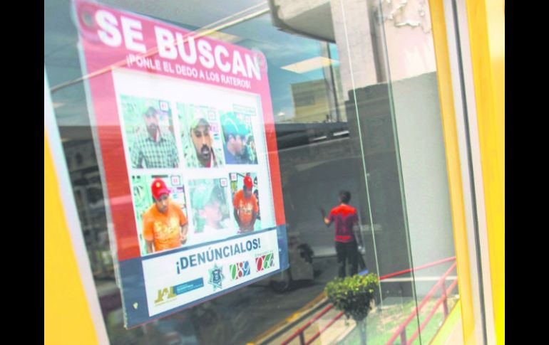 Algunas tiendas de conveniencia colocan leyendas para denunciar a los asaltantes de esos negocios.  /