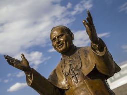 Estatua de bronce de Juan Pablo II, quien será canonizado el 27 de abril junto con Juan XXlll. ARCHIVO /