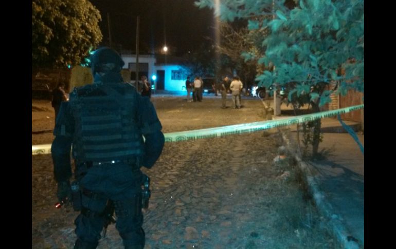 Policías custodian la escena del crimen en la colonia Lomas de Tabachines, en donde un hombre de 20 años perdió la vida.  /