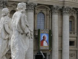 Todo listo en El Vaticano para que el Papa Juan Pablo II sea canonizado mañana, nueve años después de su deceso. AP /