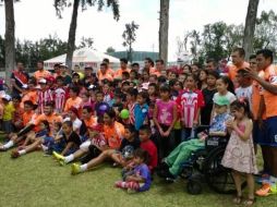 Los jugadores del Guadalajara interactuaron con niños al final del entrenamiento, como festejo del Día del Niño. Foto: @Chivas. ESPECIAL /