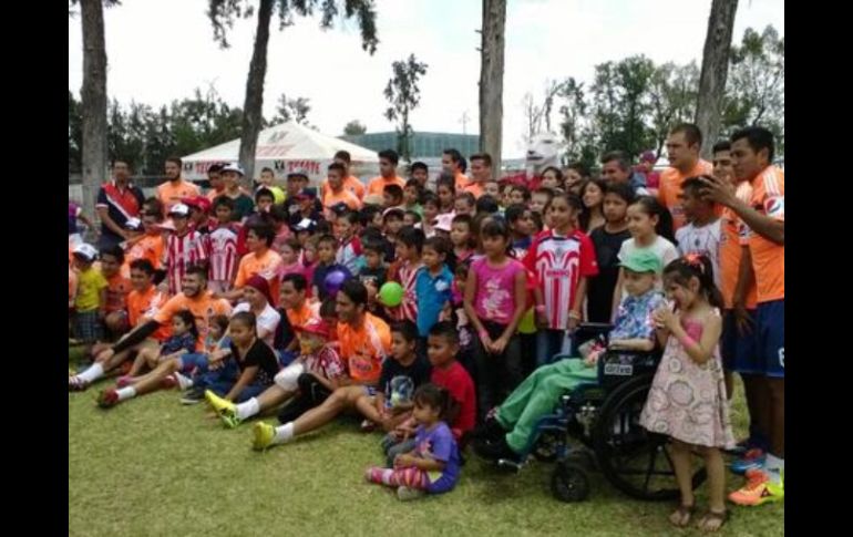 Los jugadores del Guadalajara interactuaron con niños al final del entrenamiento, como festejo del Día del Niño. Foto: @Chivas. ESPECIAL /