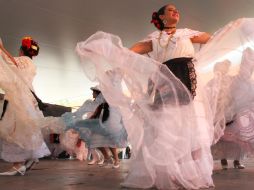 La agrupación folklórica se presentó en la Plaza de la Danza con un espectáculo que impresionó a los asistentes. SUN /