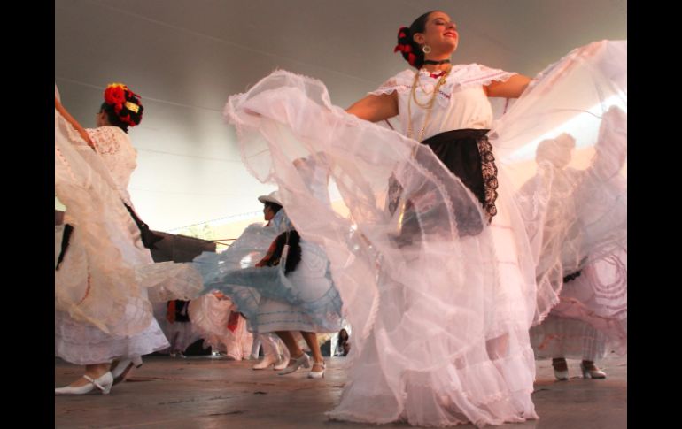 La agrupación folklórica se presentó en la Plaza de la Danza con un espectáculo que impresionó a los asistentes. SUN /