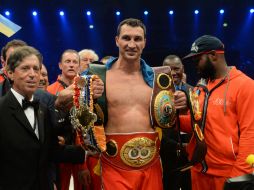 Vladimir Klitschko posa con sus cuatro títulos luego de vencer a Alex 'Rocky' Leapai. AFP /