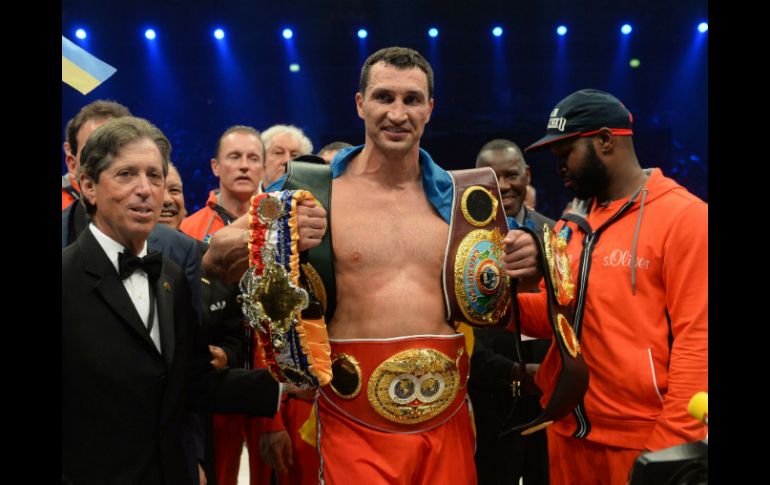 Vladimir Klitschko posa con sus cuatro títulos luego de vencer a Alex 'Rocky' Leapai. AFP /