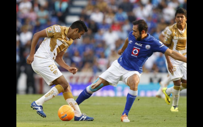 Acción de juego entre José Alfonso Nieto (i) y Alejandro Castro (d). EFE /