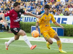 Acción de juego entre Alan Pulido (d) y Leandro Cufré (i). AFP /