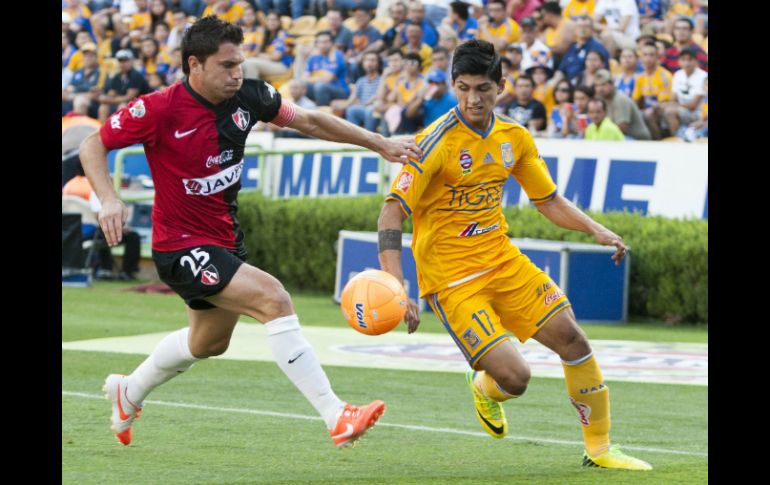 Acción de juego entre Alan Pulido (d) y Leandro Cufré (i). AFP /