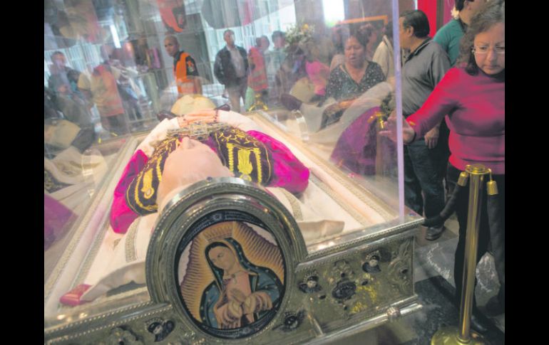 Cientos de personas acudieron a la Basílica de Guadalupe para admirar la figura de Juan Pablo II que se encuentra en una vitrina. AP /