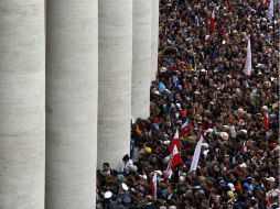 Se cree que hasta un millón de católicos podría seguir el rito en la calles aledañas a la Basílica. AP /