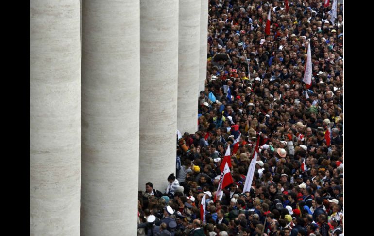 Se cree que hasta un millón de católicos podría seguir el rito en la calles aledañas a la Basílica. AP /