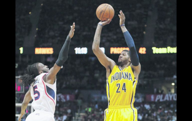 La figura de los Pacers, Paul George (24), fue fundamental en la victoria de Indiana sobre Atlanta, al anotar 24 puntos. EFE /