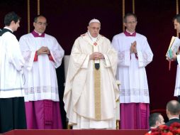 El papa Francisco reza durante la ceremonia de doble canonización. EFE /