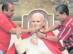 Fieles visten una escultura del hoy santo que se encuentra en la Iglesia de San Juan Bautista del barrio de Mexicaltzingo, en Guadalaja  /