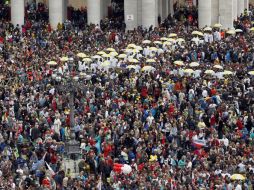 Los feligreses apenas pudieron tener unos instantes ante la tumba de los nuevos santos, causa de las aglomeraciones. EFE /