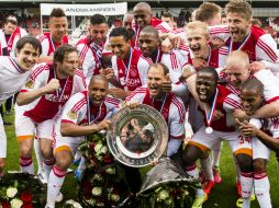 Con Frank de Boer hacen historia con su tetracampeonato. AP /