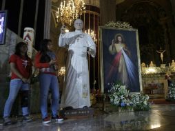 Los católicos mexicanos estuvieron en oración por varias horas. SUN /