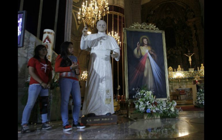 Los católicos mexicanos estuvieron en oración por varias horas. SUN /