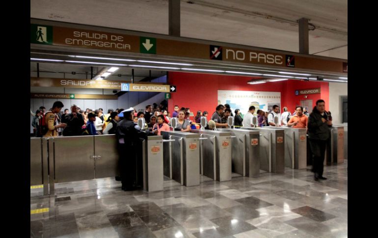 Los delitos cometidos en el Metro del DF van desde robo con violencia, abuso sexual y portación de armas. ARCHIVO /