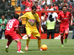 En un juego polémico, Escarlatas y Azulcremas no se hicieron daño. AFP /