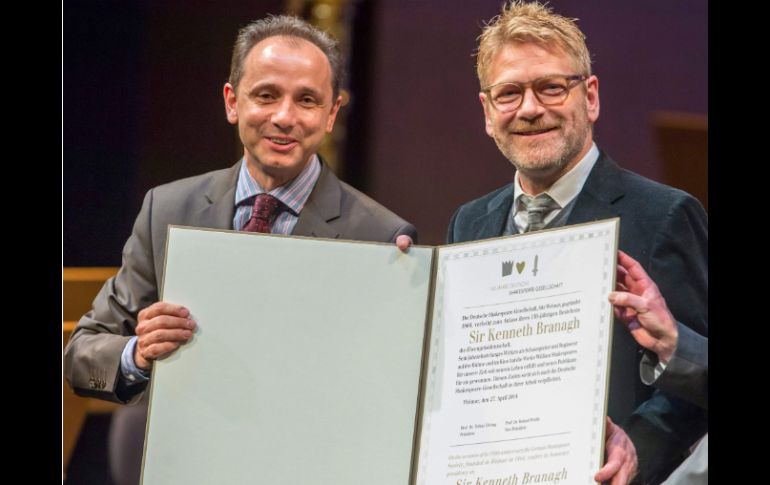 En la imagen el presidente de la Sociedad Alemana Shakespeare y el actor y director inglés Sir Kenneth Branagh. EFE /