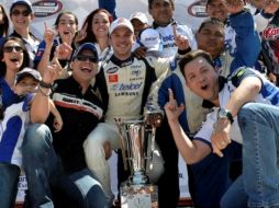 Suárez celebra su victoria y se consolida en el liderato del campeonato de la Nascar Toyota Series. ESPECIAL /