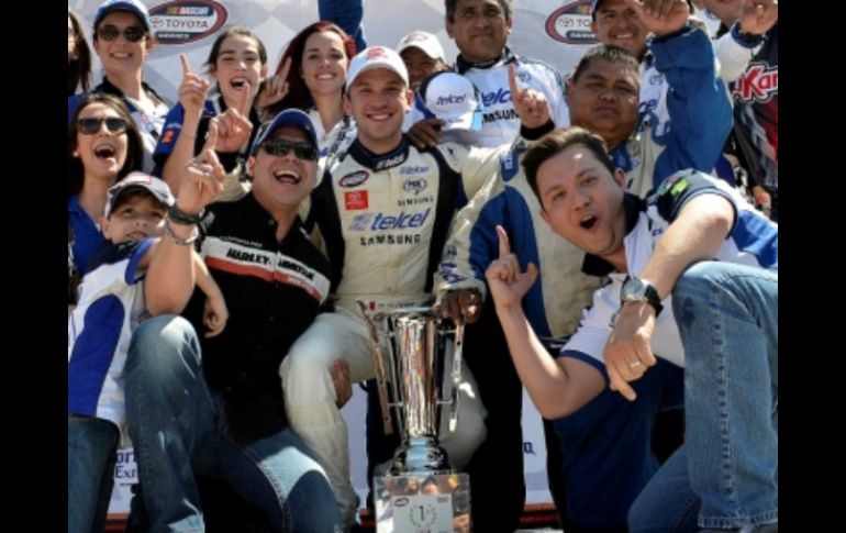 Suárez celebra su victoria y se consolida en el liderato del campeonato de la Nascar Toyota Series. ESPECIAL /