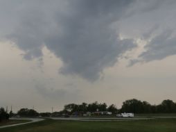 Meteorólogos recomiendan a pobladores mantenerse alerta por posibles tornados en la región. AP /