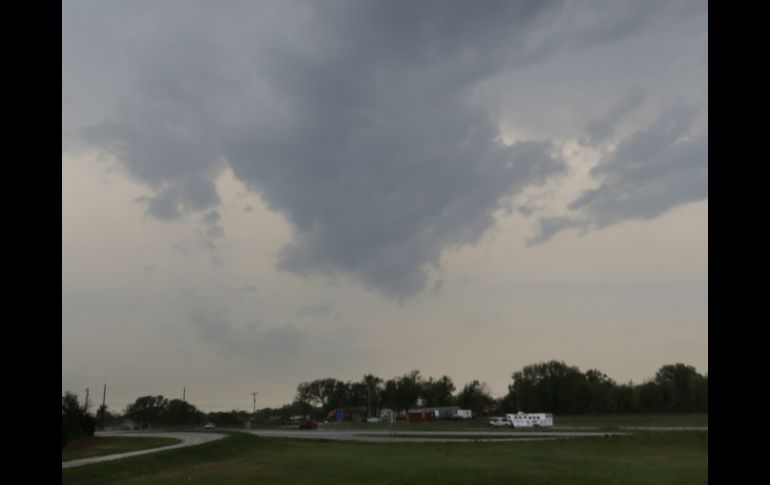 Meteorólogos recomiendan a pobladores mantenerse alerta por posibles tornados en la región. AP /