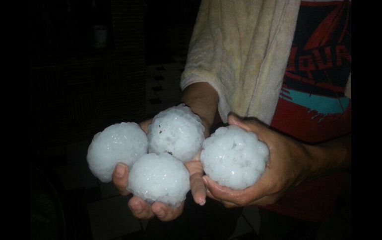 Esta tarde, bolas de granizo del tamaño de pelotas de beisbol cayeron en Xalapa. TOMADA DE @Inverafrut  /