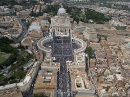 Así lució la Plaza de San Pedro para un día histórico de la Iglesia Católica. Se reunieron 800 mil personas. AP /