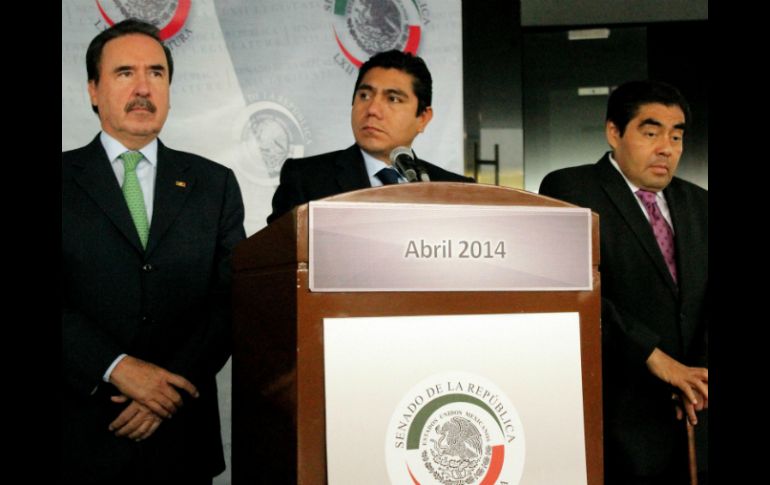 Los coordinadores Emilio Gamboa (i), Jorge Luis Preciado (c) y Miguel Barbosa (d) informan sobre el acuerdo para negociar. SUN /