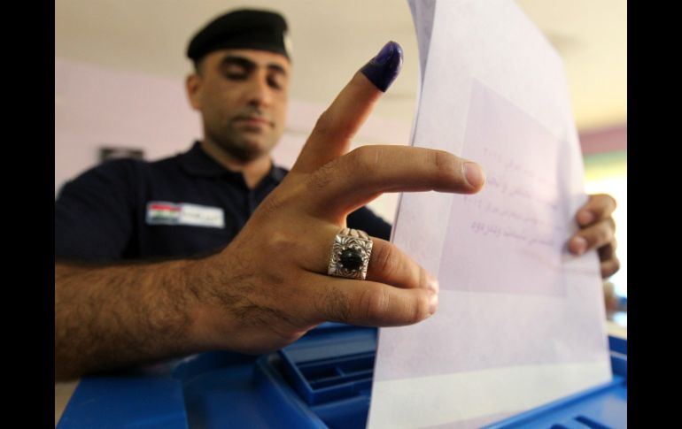 La votación fue adelantada para policías y soldados para que estén listos para para proteger los centros de votación. AFP /