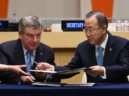 Thomas Bach (i) y Ban Ki-moon firmaron el convenio. AFP /